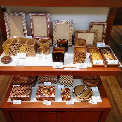 阪急うめだ本店にて販売 | 箱根寄木細工 - 本間木工所／本間寄木美術館